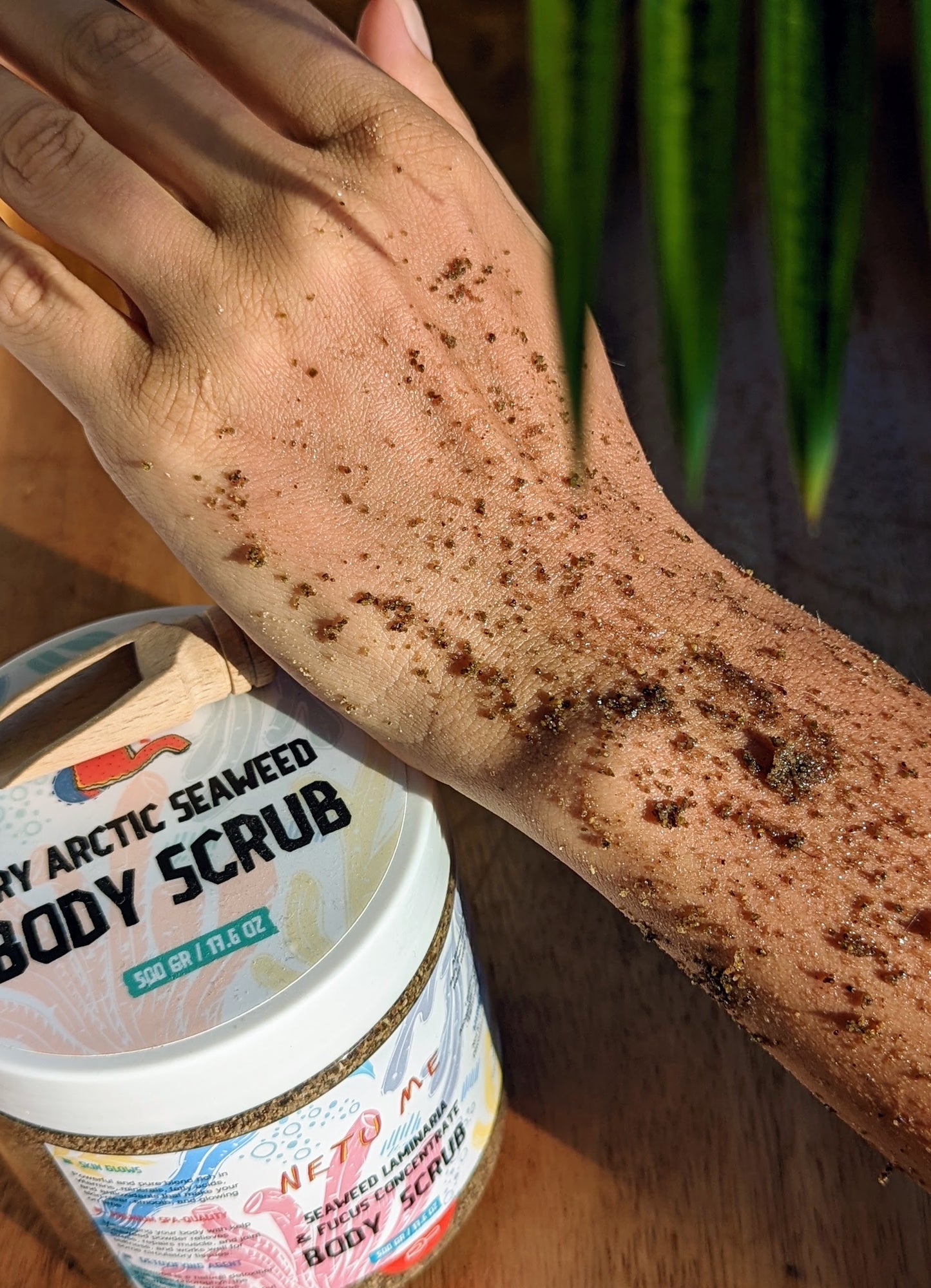 30% Pure Seaweed Body Scrub. Crushed Laminaria, Bladderwrack, and Chlorophyllin for washing, cleansing, and nourishing. Detoxify and rejuvenate for velvety ski